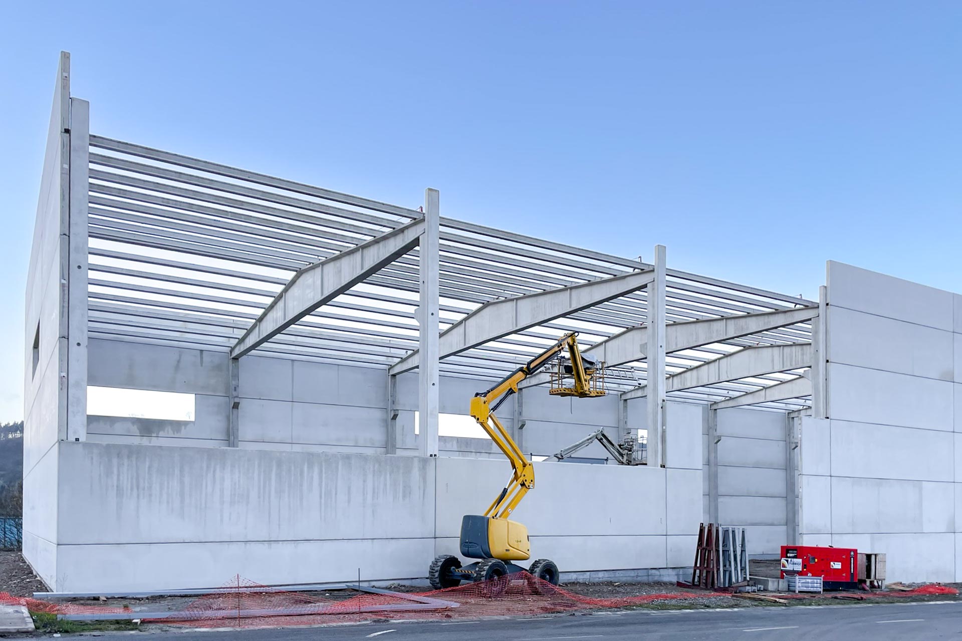 Nave industrial reforzada