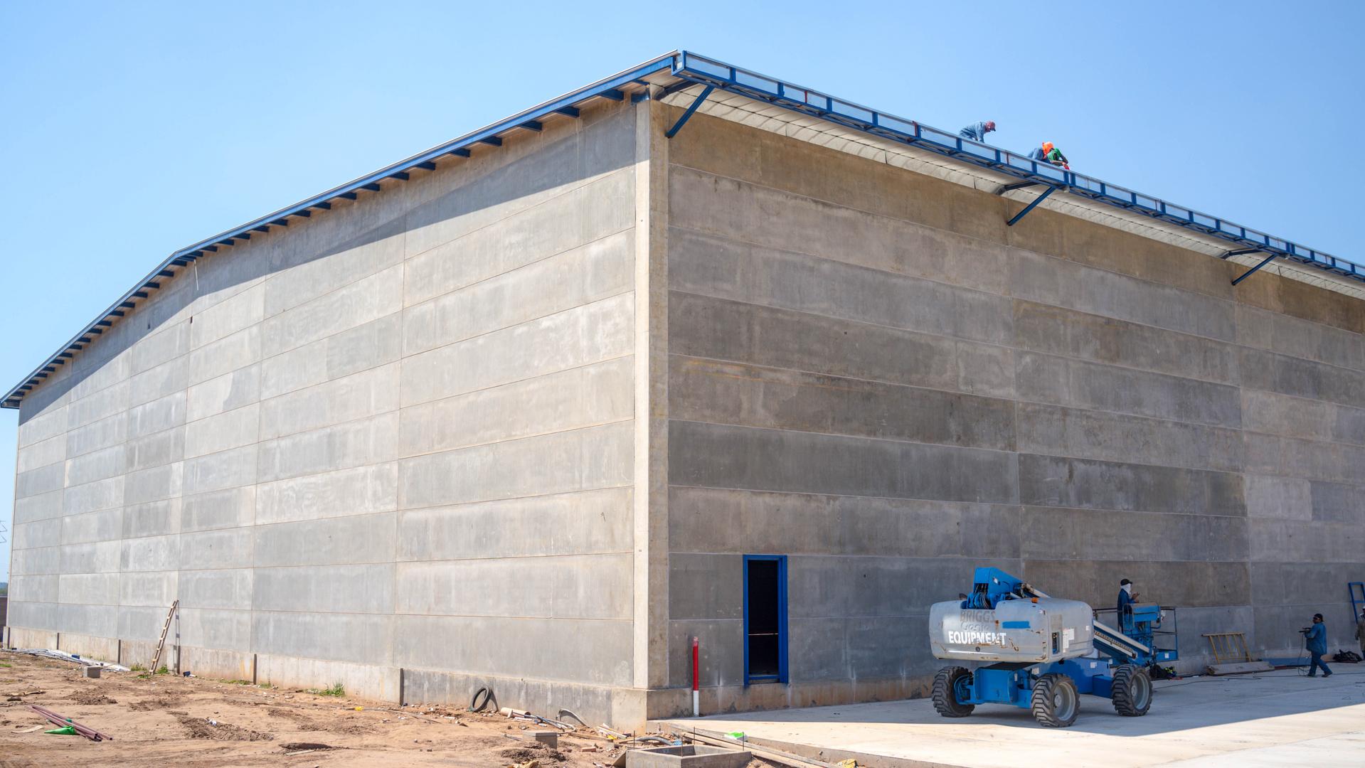 Nave logística en montaje